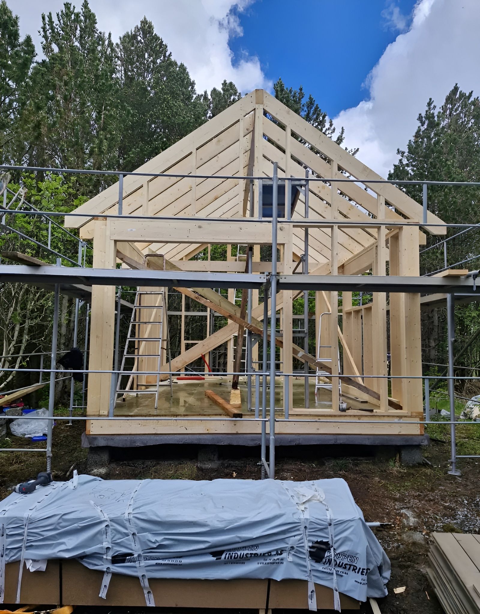 Byggeplass med moderne bygningsrammeverk